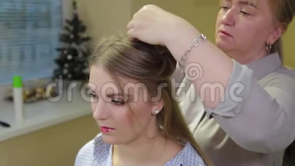 专业理发师为女孩做晚间发型视频的预览图