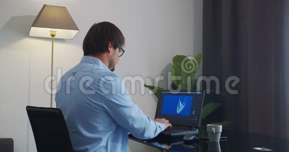 自由职业者使用笔记本电脑在家里工作在互联网视频的预览图