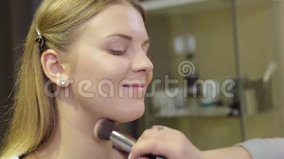 专业化妆师对客户应用基础视频的预览图