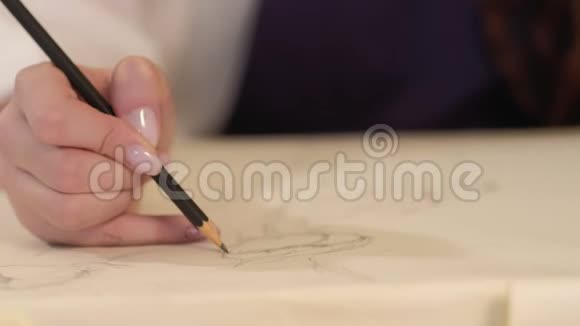 绘画课程女手素描铅笔画布视频的预览图