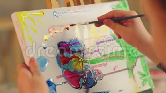 艺术天才女孩画彩色花朵视频的预览图