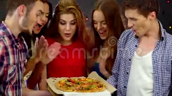 在夜总会和朋友跳舞吃披萨的女孩4k视频的预览图