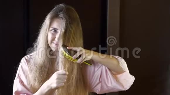 头发干脆的不开心的女人在镜子里检查她缠着的头发视频的预览图