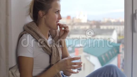 一个女孩吃维生素享受生活视频的预览图