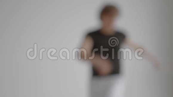 男人在大厅里跳舞加勒比舞视频的预览图
