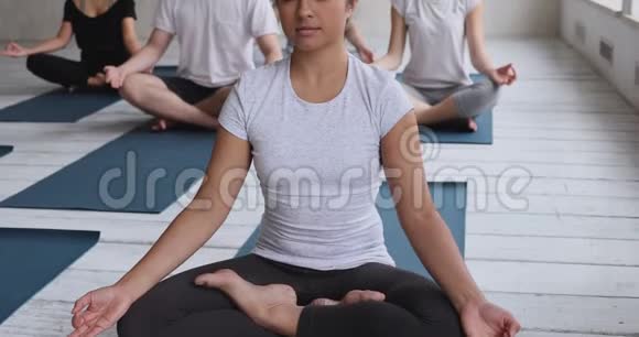 印度族妇女和其他在瑜伽课上冥想的人视频的预览图