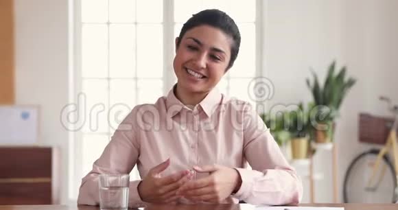 印度商务女性快乐制作视频电话会议视频的预览图