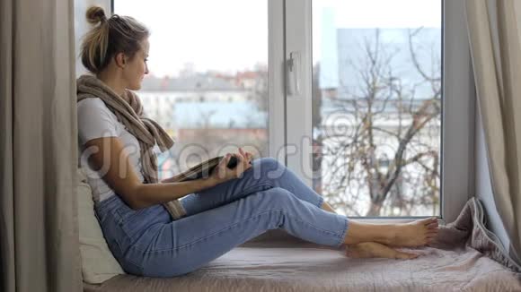 一个小女孩坐在窗台上读着书和梦视频的预览图