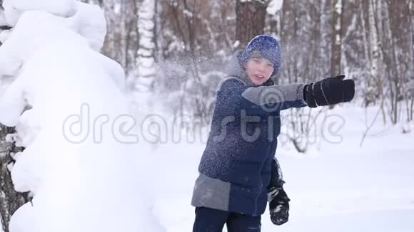 冬天一个孩子在露天玩耍扔雪积极的户外运动视频的预览图