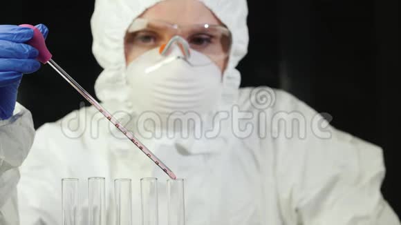 一个穿着生物保护服的人在实验室工作视频的预览图