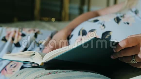 孕妇在床上看书视频的预览图