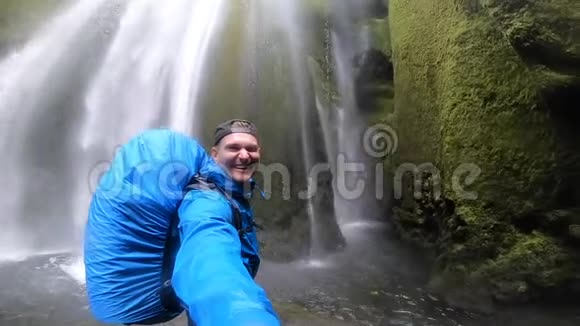 背包客在洞穴中探索著名的旅游大瀑布Gljufrabui慢动作冰岛视频的预览图