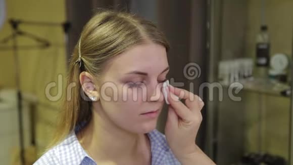 专业化妆师用棉签客户的脸视频的预览图