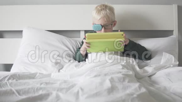 一个带眼镜的男孩用胶带把眼睛放平视频的预览图