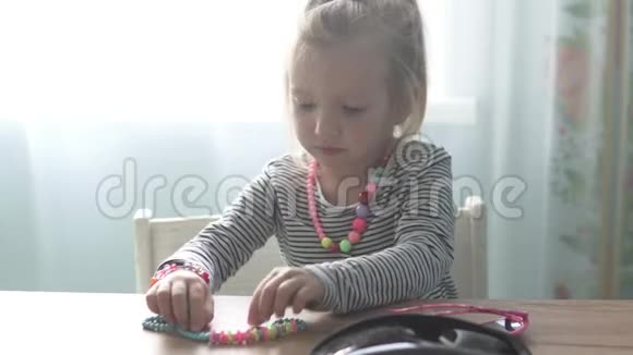 小女孩戴着优雅的珠宝和滑稽的眼镜以心形的形式出现视频的预览图