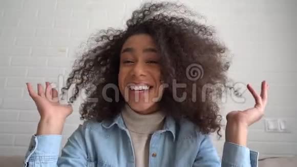 快乐的年轻非洲少女博客与相机社交媒体vlogging视频的预览图