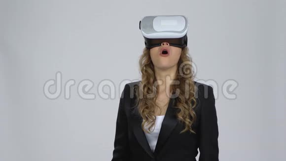 戴着灰色背景虚拟现实护目镜的女人视频的预览图
