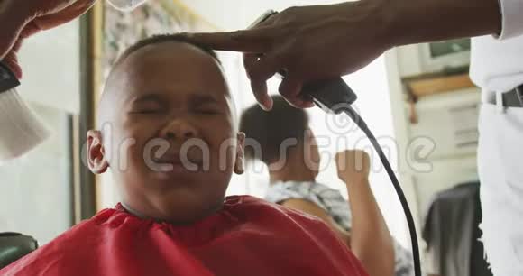 非洲男人清洗非洲男孩的脸视频的预览图
