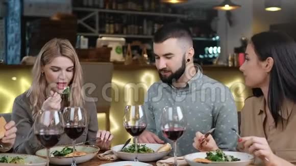 积极的朋友一起享受美味的晚餐和葡萄酒中型近距离拍摄4k红色相机视频的预览图