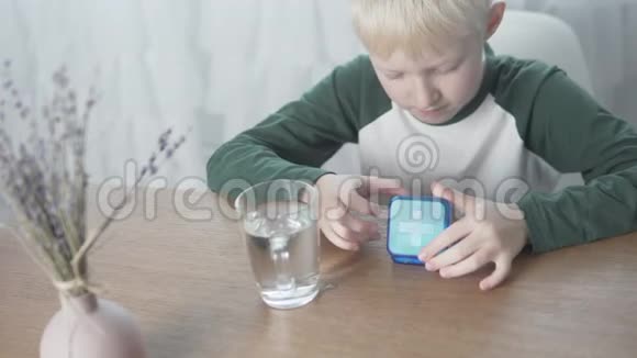 那个白化病男孩在家里的餐桌上吃药用水把药冲倒视频的预览图