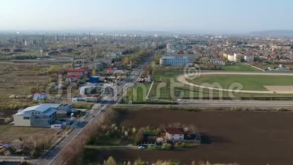罗马尼亚普洛伊斯蒂市南入口空中镜头视频的预览图