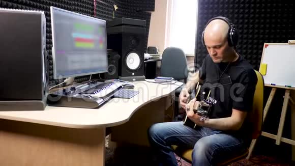吉他手在耳机记录器乐录音室视频的预览图