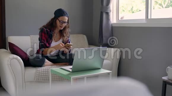 快乐的年轻女孩用笔记本电脑打视频电话打手势视频的预览图