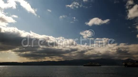 云海和码头上的渡轮视频的预览图