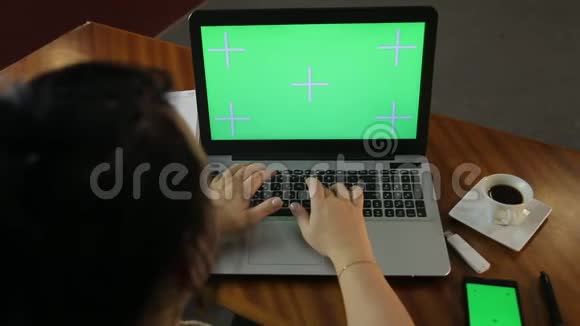 那个女人晚上在办公室里徘徊正在用电脑打字紧急工作视频的预览图