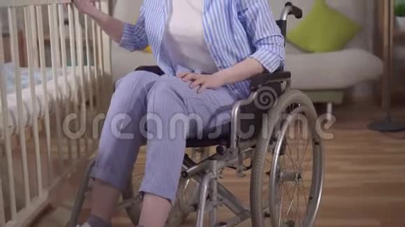 年轻女子的母亲在托儿所的轮椅上残疾视频的预览图