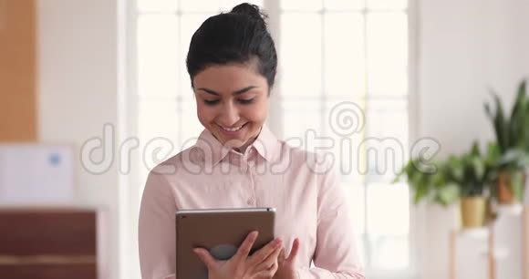快乐印度女性专业人士使用数码平板电脑办公视频的预览图