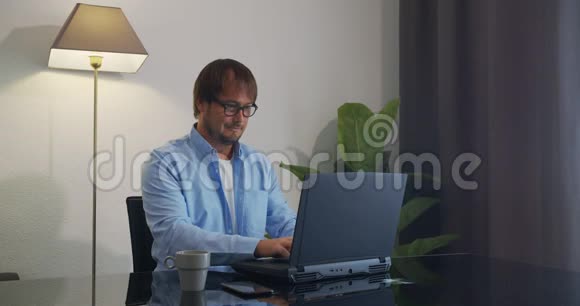 自由职业者使用笔记本电脑在家里工作在互联网视频的预览图