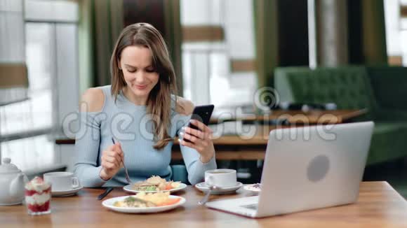 笑的女孩吃着美味的晚餐在自助餐厅滚动社交网络中型摄影机视频的预览图