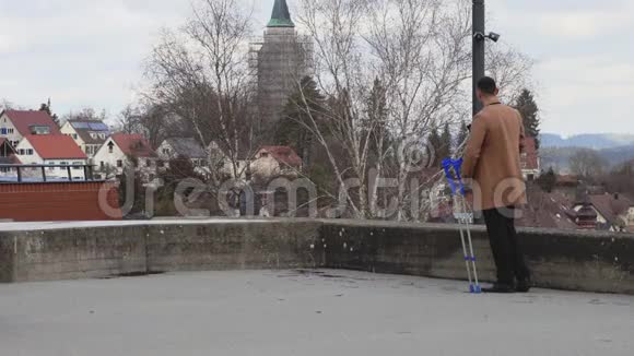一个穿外套的人在旧城散步包容社会和无障碍环境的概念视频的预览图