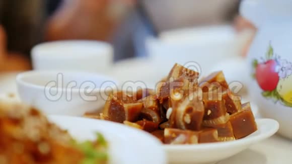 用筷子吃一道中国传统菜一小块肉冻中餐厅及食物概念视频的预览图