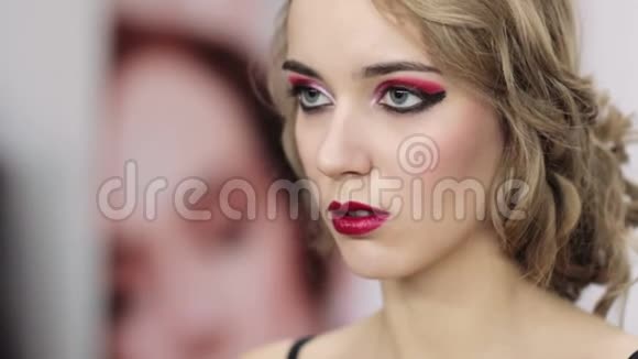 时尚疯狂的女人涂抹勃艮第唇光视频的预览图