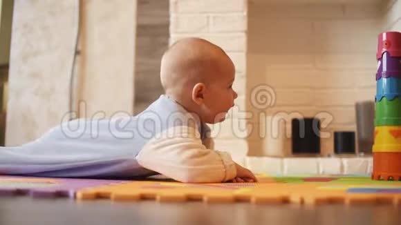 妈妈教宝宝在房子里的地毯上爬行妈妈宝宝视频的预览图