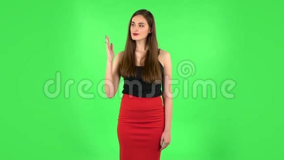 女人指着旁边的手然后点头并显示拇指的样子绿色屏幕视频的预览图