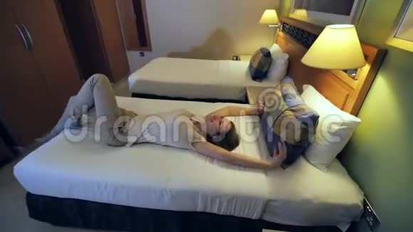 女孩入住酒店时很高兴在床上很享受视频的预览图