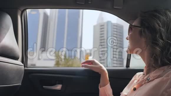 来自车窗的欢乐女孩看着迪拜城视频的预览图