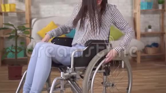 一位坐轮椅的亚洲残疾妇女在客厅的肖像视频的预览图
