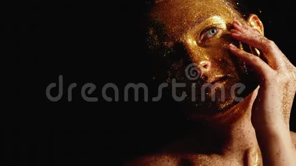 闪闪发光的艺术肖像女子金色闪闪发光的皮肤视频的预览图