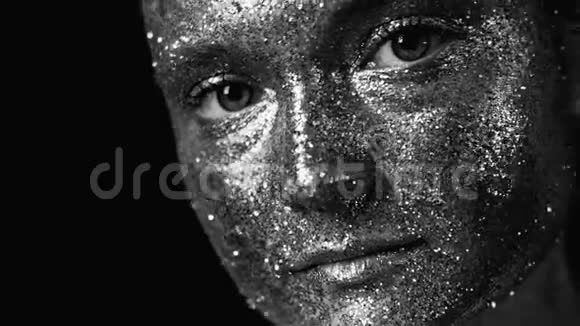 闪闪发光的化妆师银色闪亮的面部皮肤视频的预览图