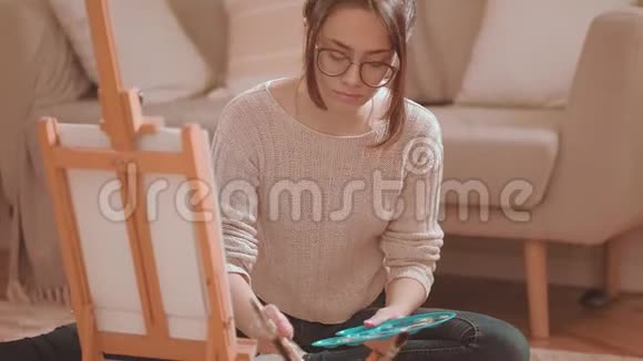 艺术疗法启发了一个喜欢绘画的女人视频的预览图