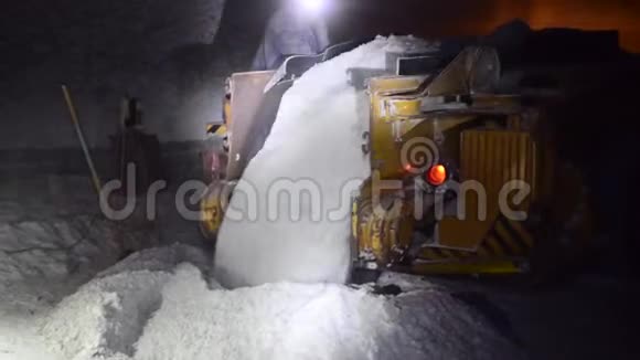 在矿井中超载盐视频的预览图