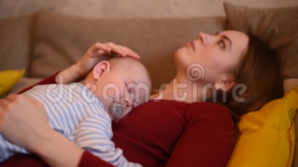 小宝宝在妈妈身上睡着了妈妈照顾她儿子视频的预览图