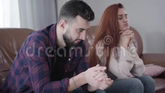 年轻模糊的白种人女孩把结婚戒指还给了前景暗淡的帅哥一对分手视频的预览图
