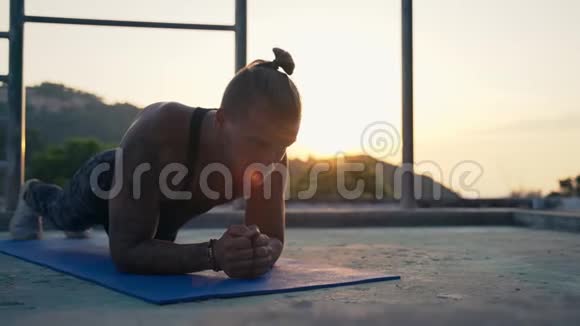 运动员在户外健身房锻炼力量和动力视频的预览图