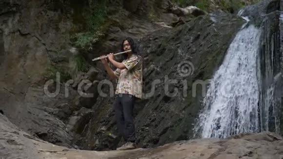 在瀑布里吹喇叭视频的预览图