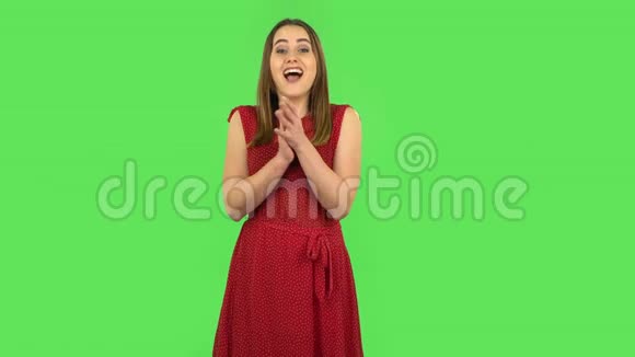 一个穿着红衣服的小女孩高兴地拍手叫好绿色屏幕视频的预览图